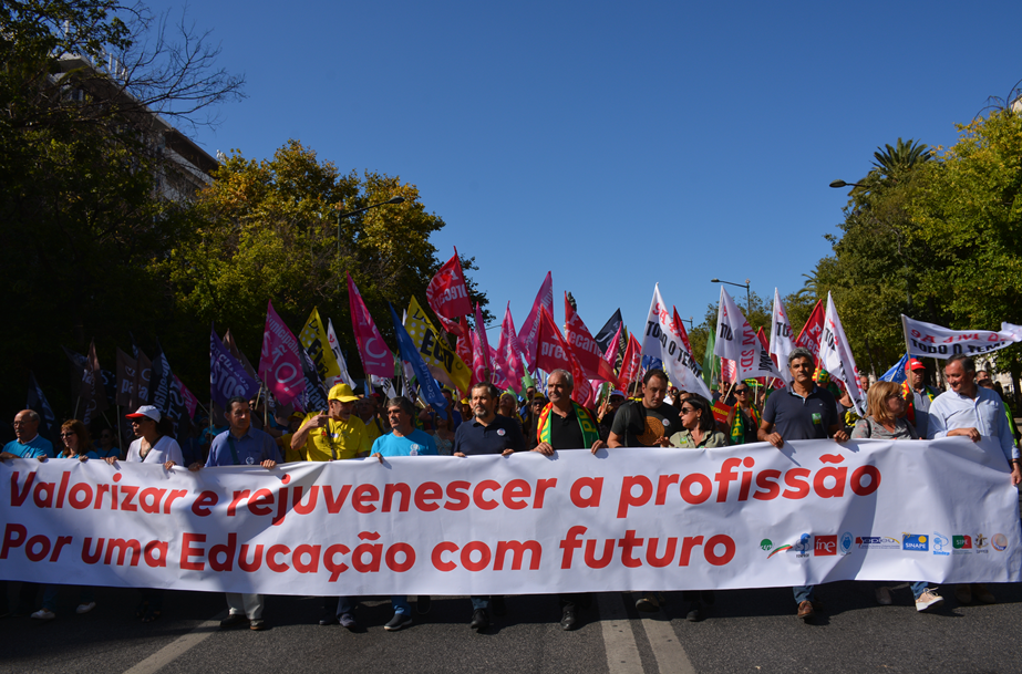 Professores celebram o seu Dia Mundial com desfile em Lisboa