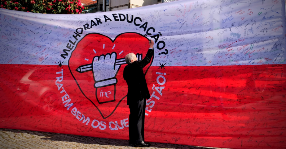 Concentração da FNE em Évora com a bandeira da Educação (ALTERAÇÃO DE LOCAL)